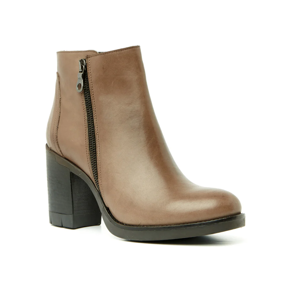 BOOTS ANN TUIL ISIS – Image 2