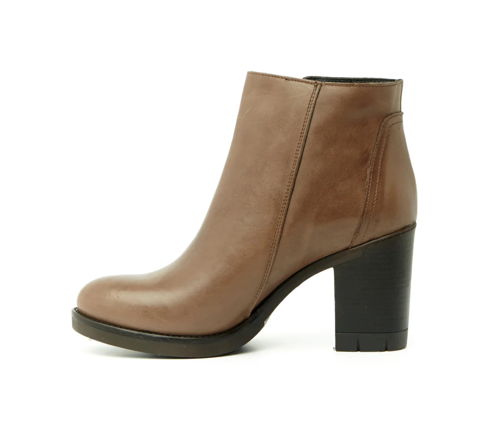 BOOTS ANN TUIL ISIS – Image 4