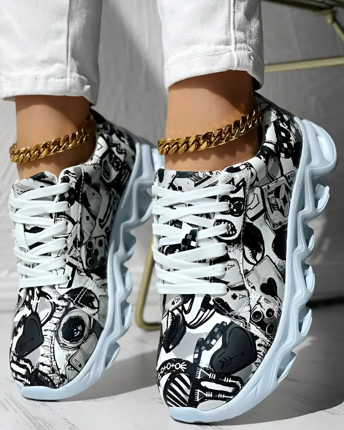 Baskets à lacets à bout rond et imprimé dessin animé