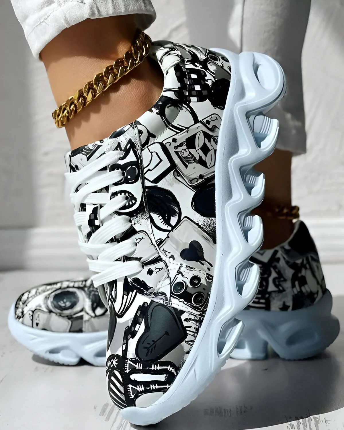 Baskets à lacets à bout rond et imprimé dessin animé – Image 2