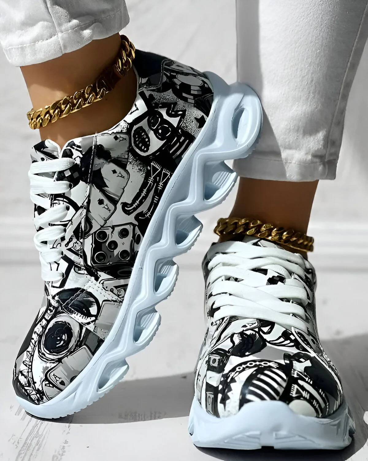 Baskets à lacets à bout rond et imprimé dessin animé – Image 4