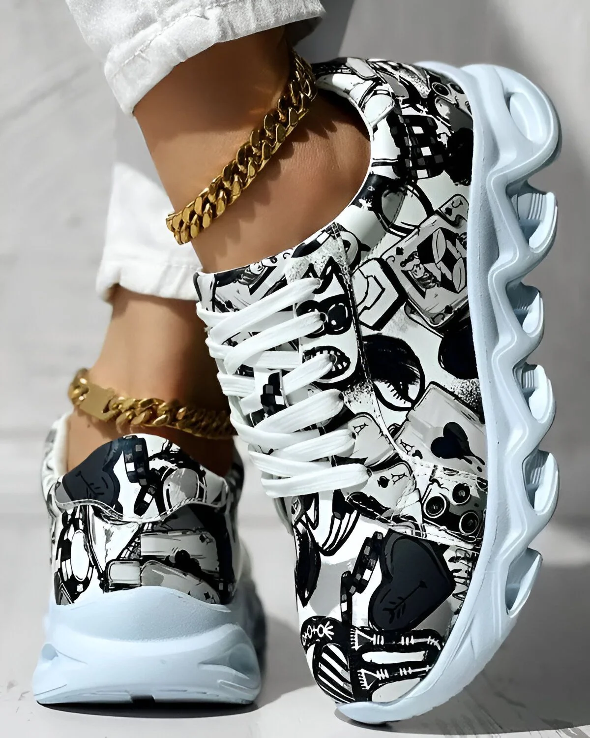 Baskets à lacets à bout rond et imprimé dessin animé – Image 5