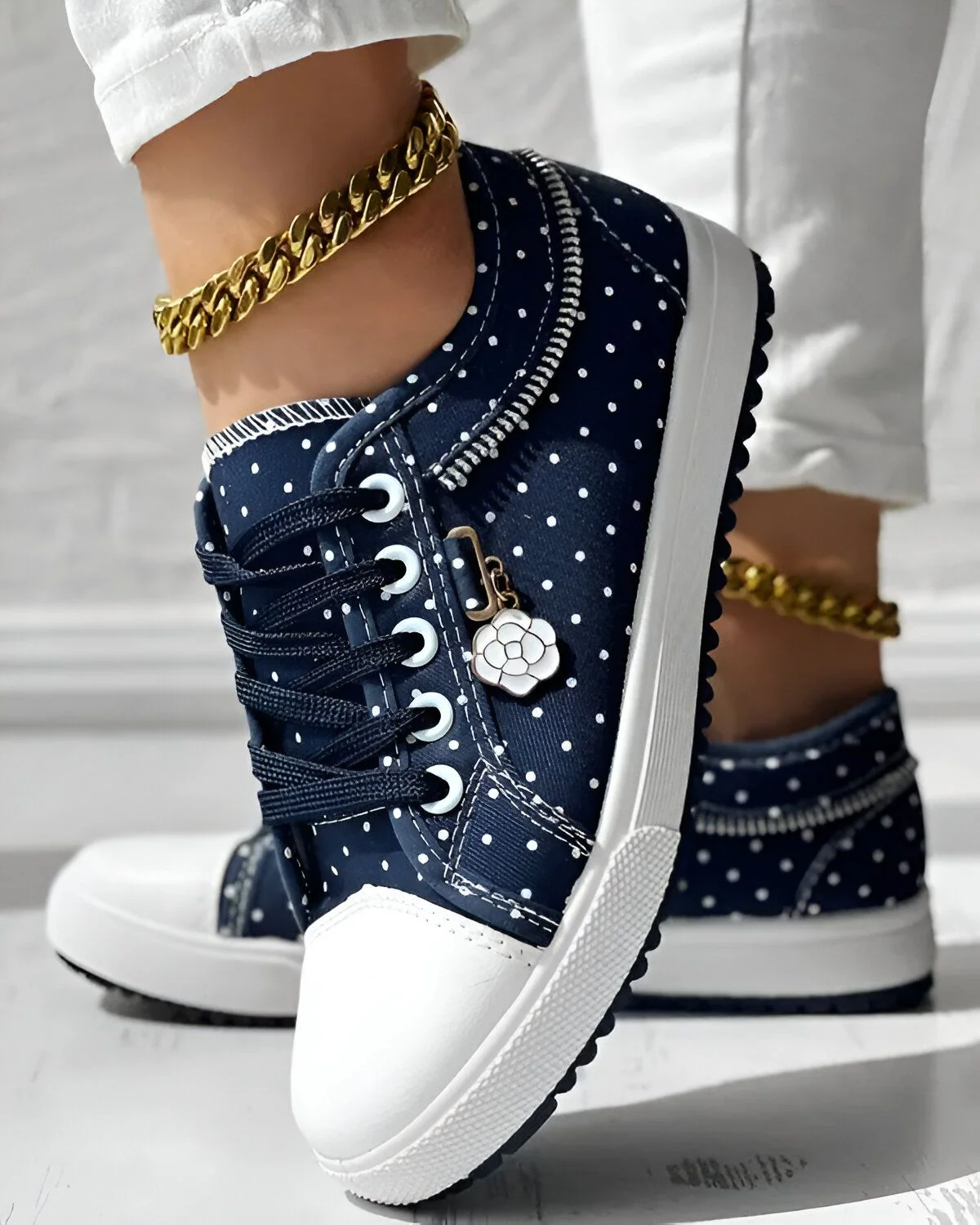 Baskets à lacets et bout rond imprimé à pois