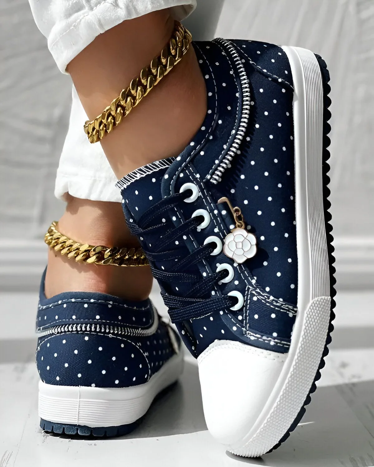 Baskets à lacets et bout rond imprimé à pois – Image 4