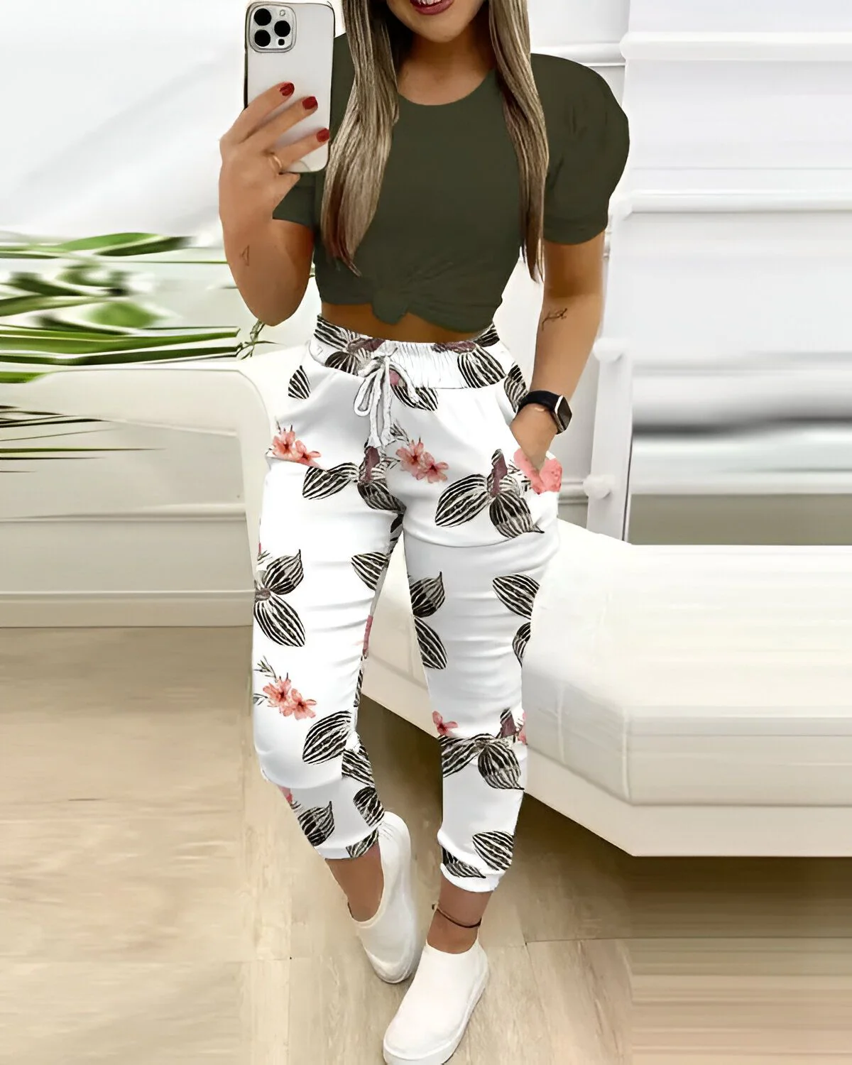 Ensemble haut à manches bouffantes et pantalon à imprimé tropical