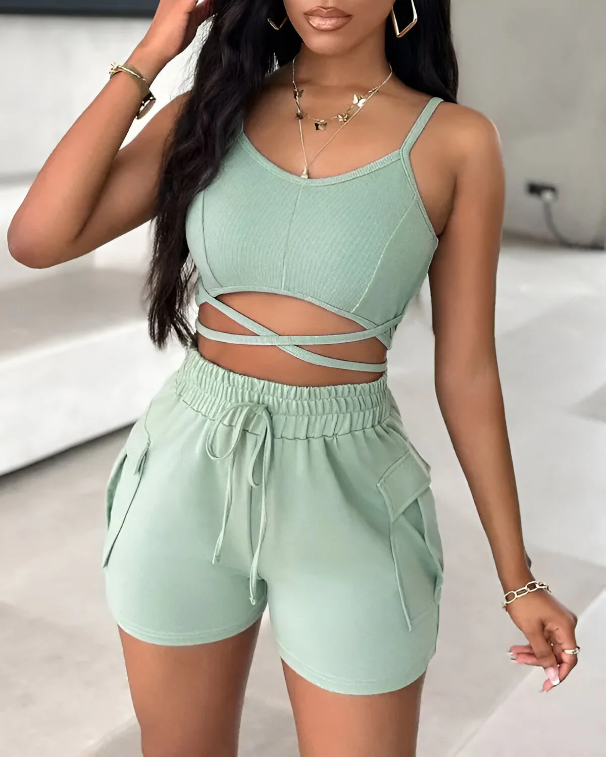 Ensemble haut croisé et short avec poches à cordon de serrage