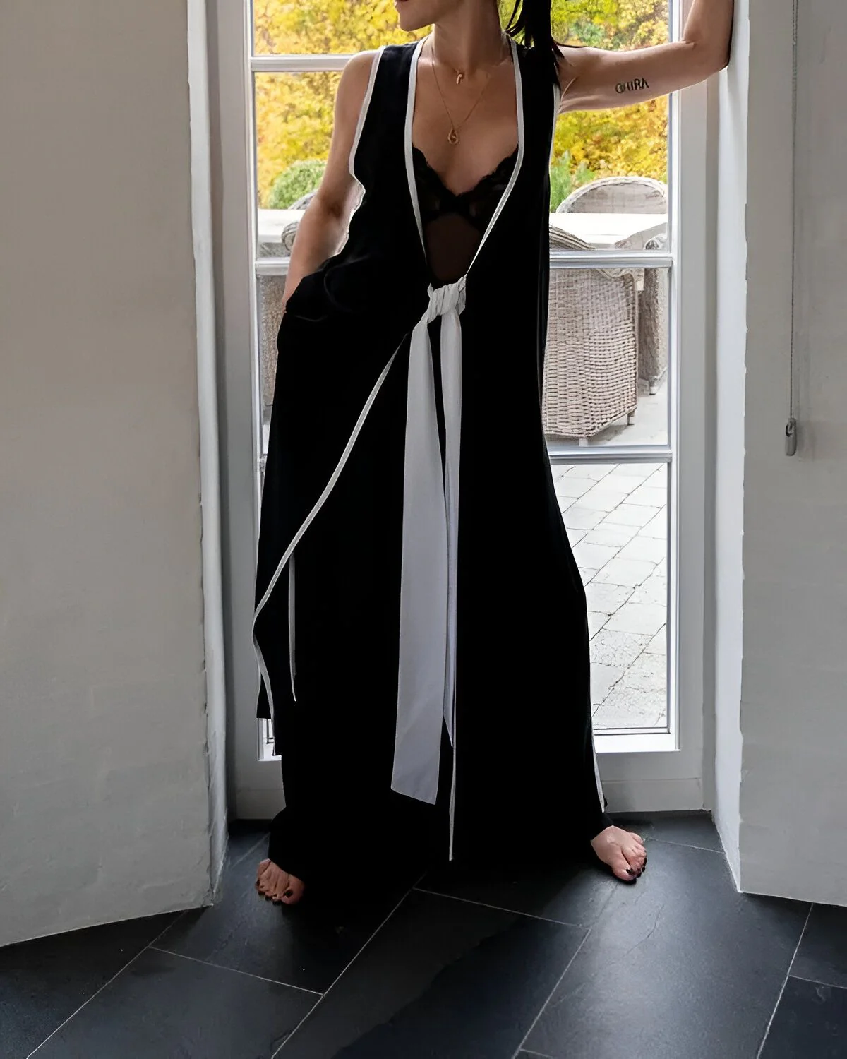 Ensemble manteau long et pantalon large avec reliure contrastée et détails noués – Image 3