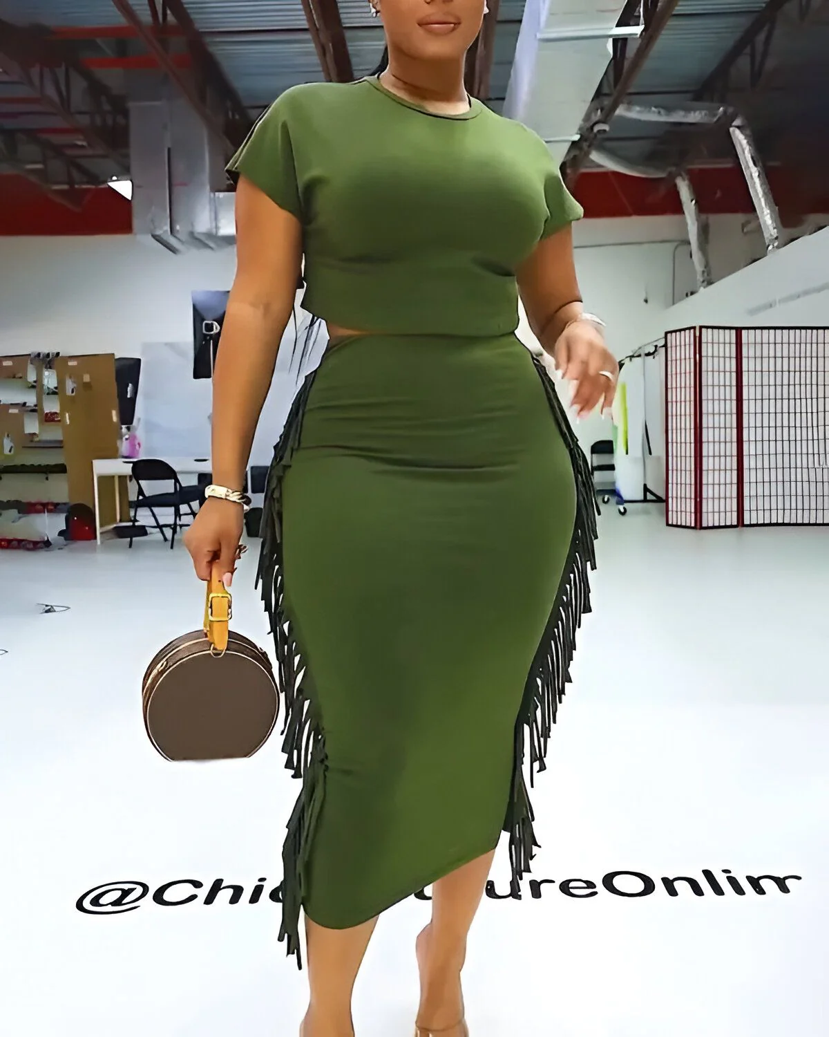 Ensemble t-shirt court et jupe taille haute à pompons