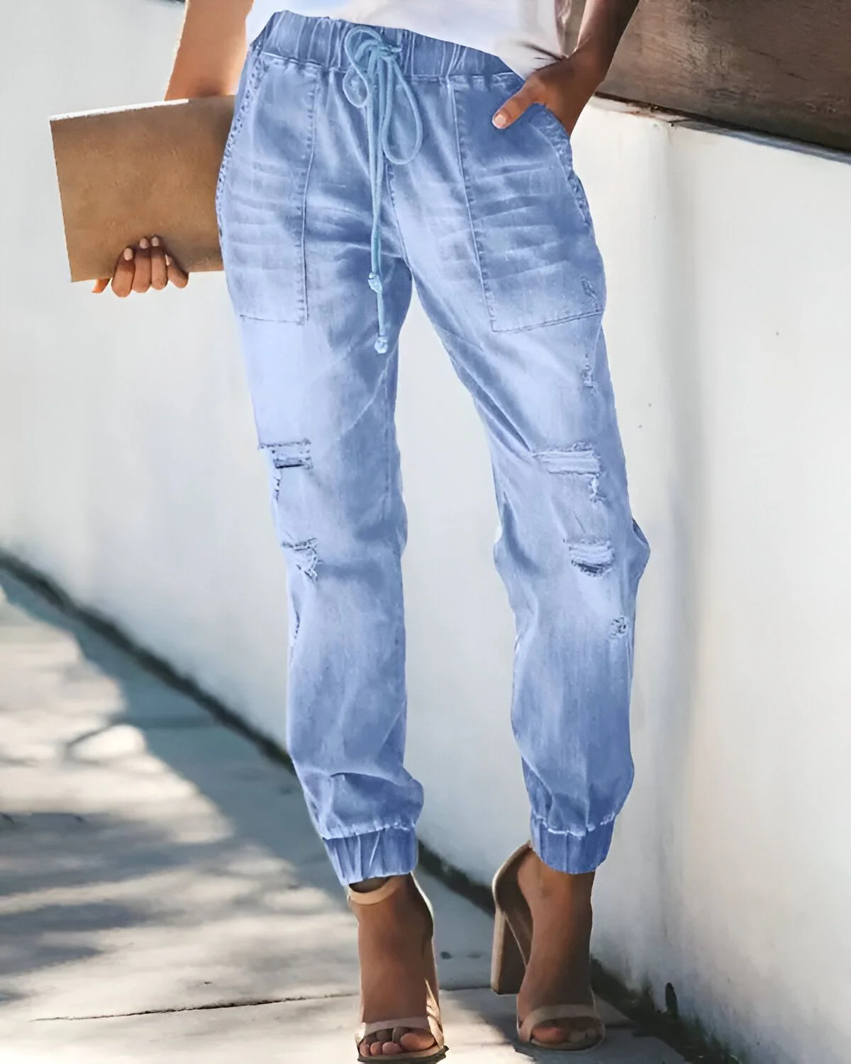 Jean design avec poche déchirée et cordon de serrage