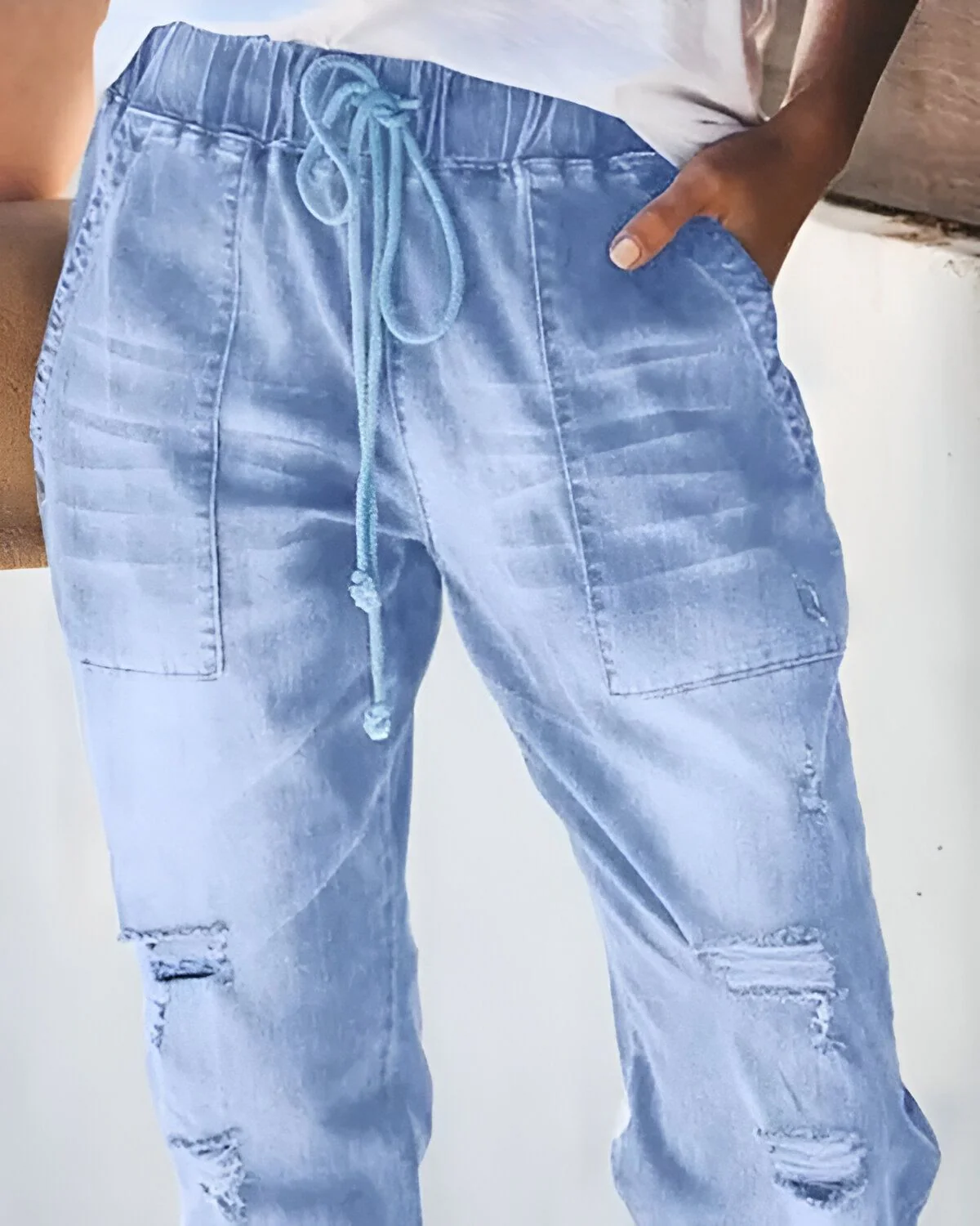 Jean design avec poche déchirée et cordon de serrage – Image 3