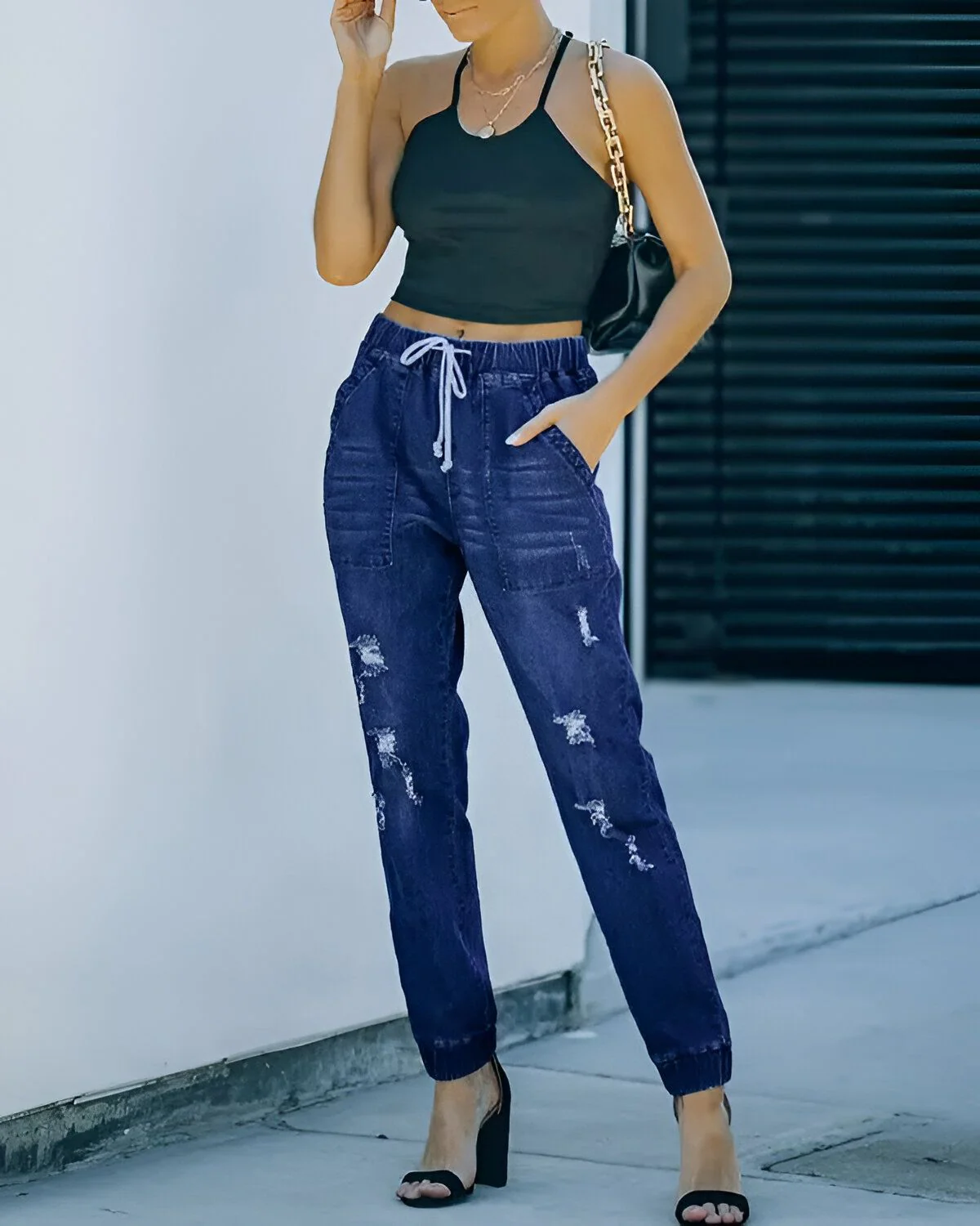 Jean design avec poche déchirée et cordon de serrage – Image 9