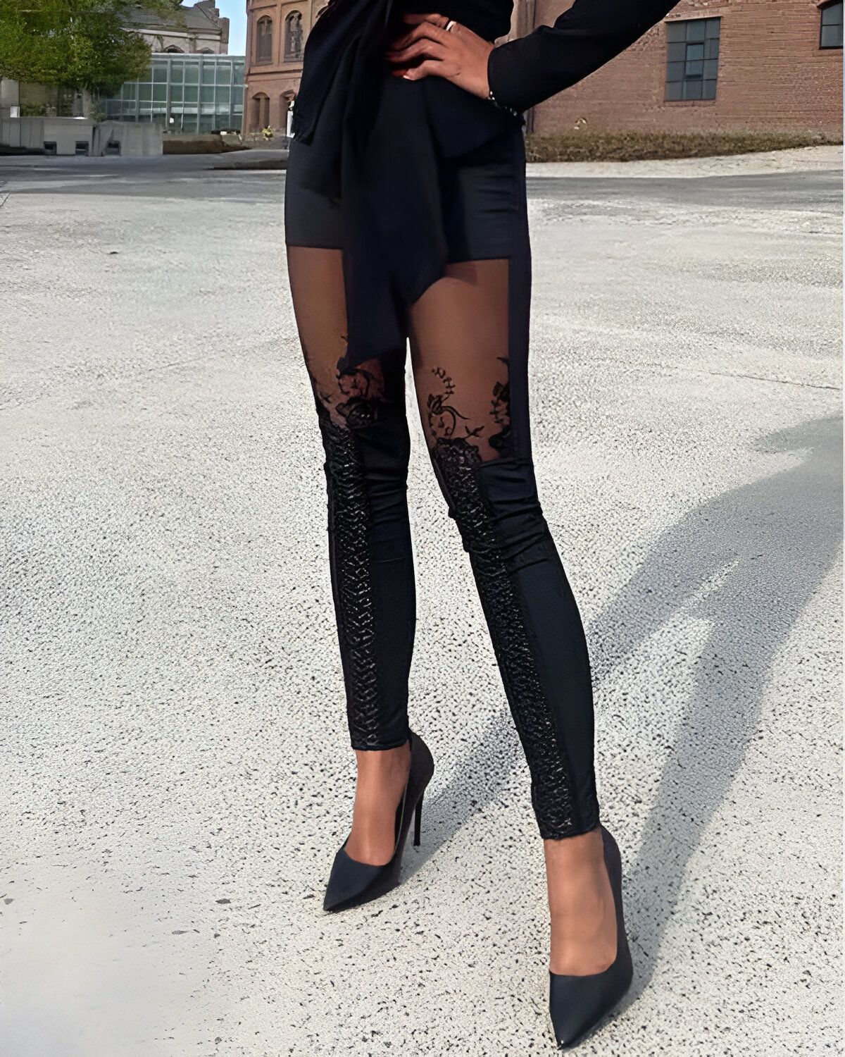 Pantalon skinny en maille transparente avec patch brodé en dentelle – Image 4