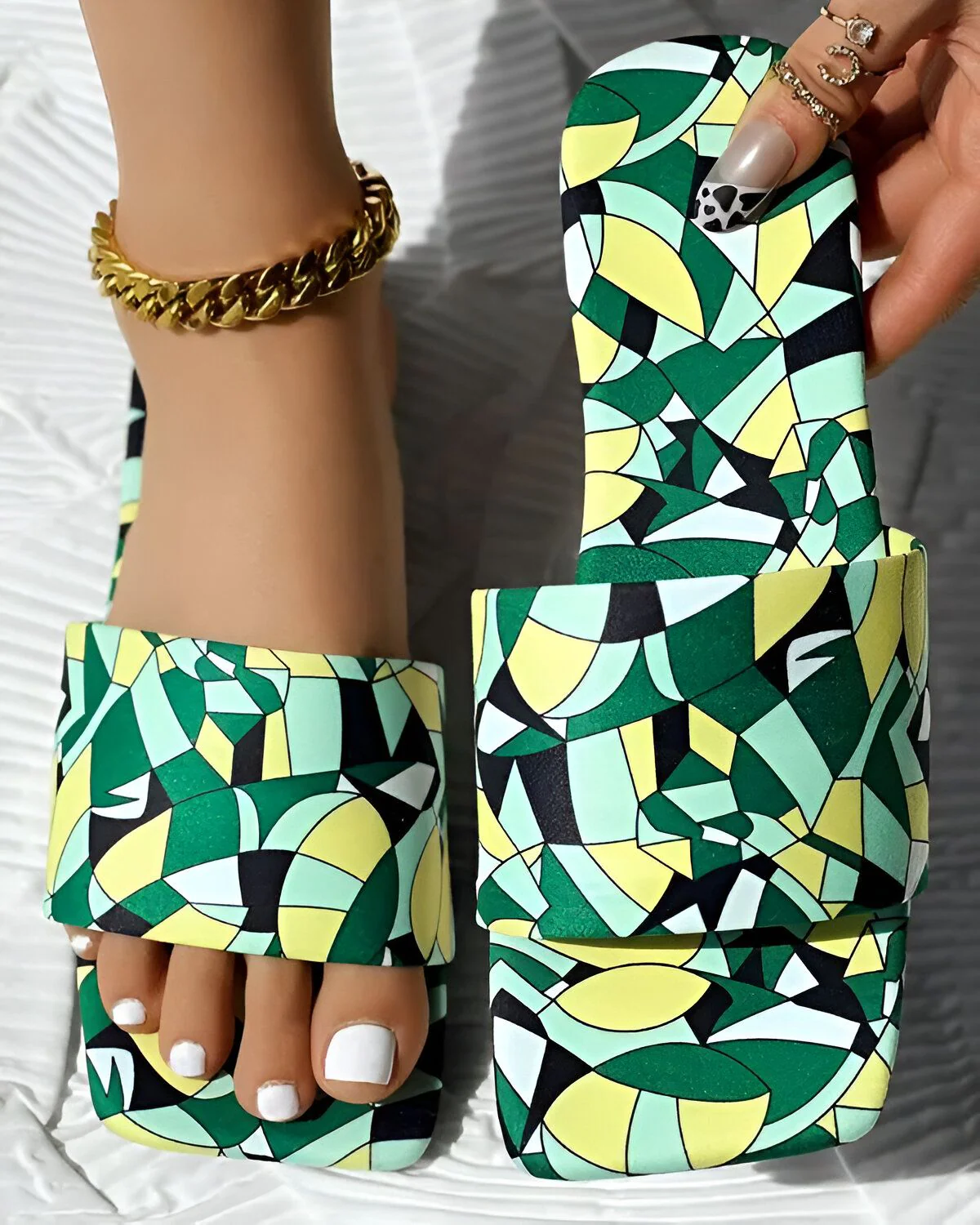 Pantoufles à bout carré à rayures arc-en-ciel