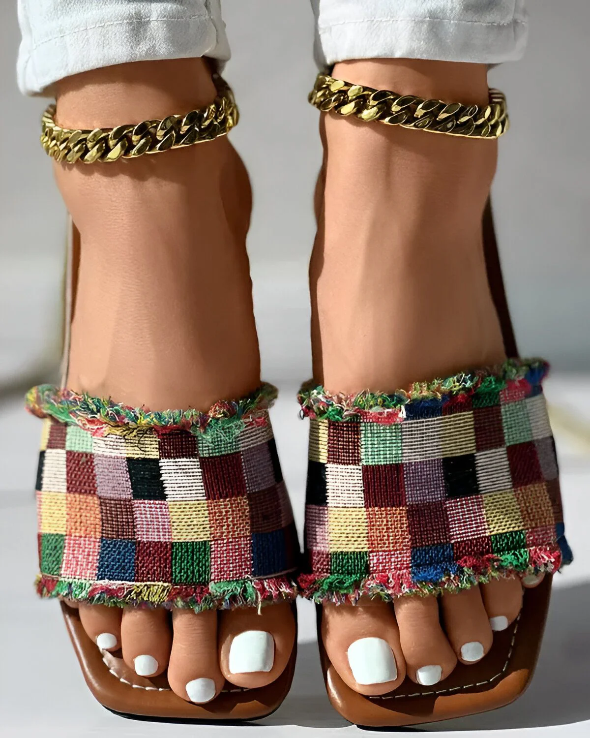 Pantoufles à ourlet à franges et motif à carreaux color block – Image 2