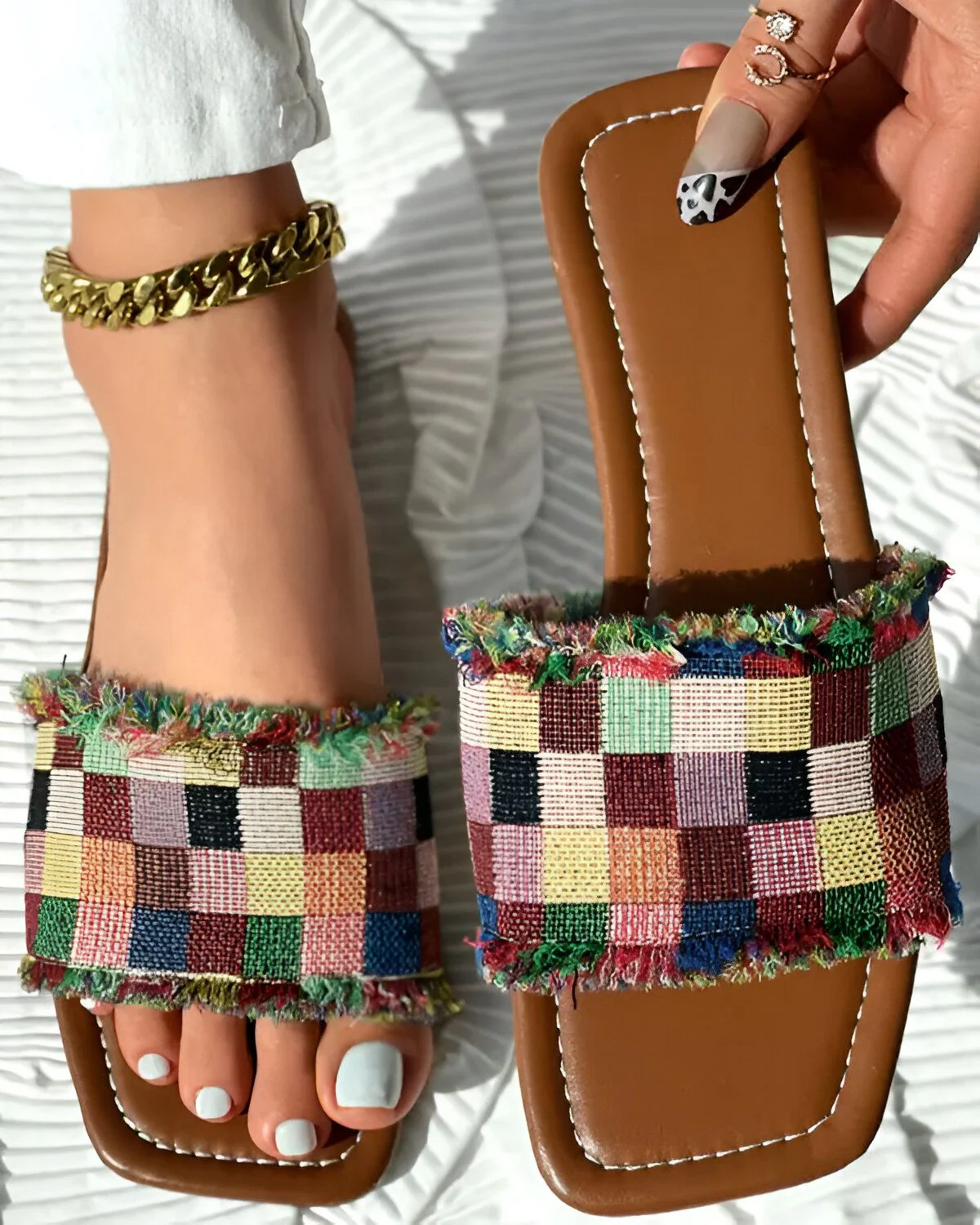 Pantoufles à ourlet à franges et motif à carreaux color block – Image 3