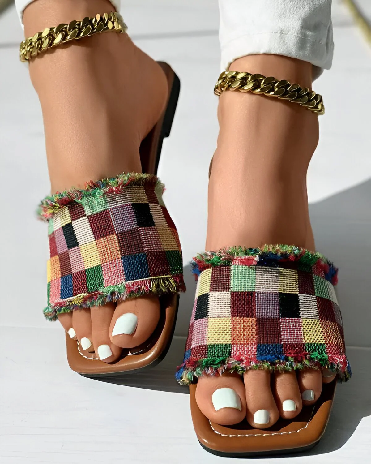 Pantoufles à ourlet à franges et motif à carreaux color block – Image 5