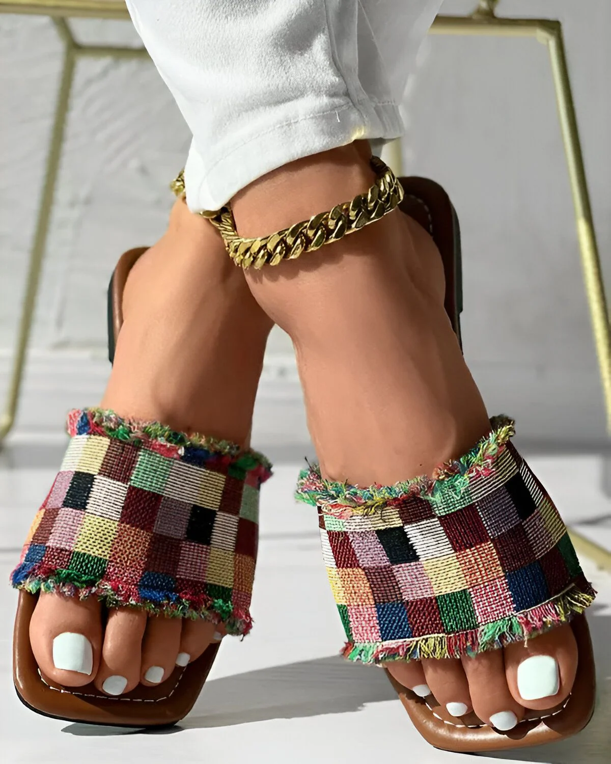 Pantoufles à ourlet à franges et motif à carreaux color block – Image 6