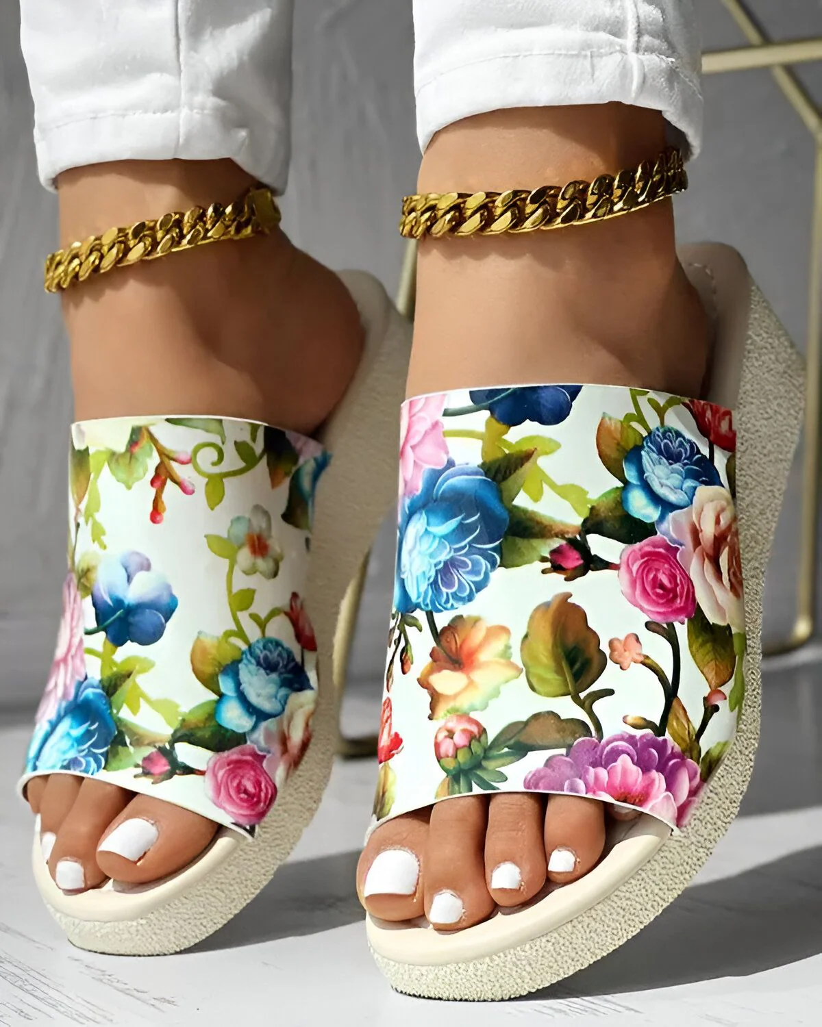 Pantoufles à plateforme et bout ouvert à imprimé floral – Image 2
