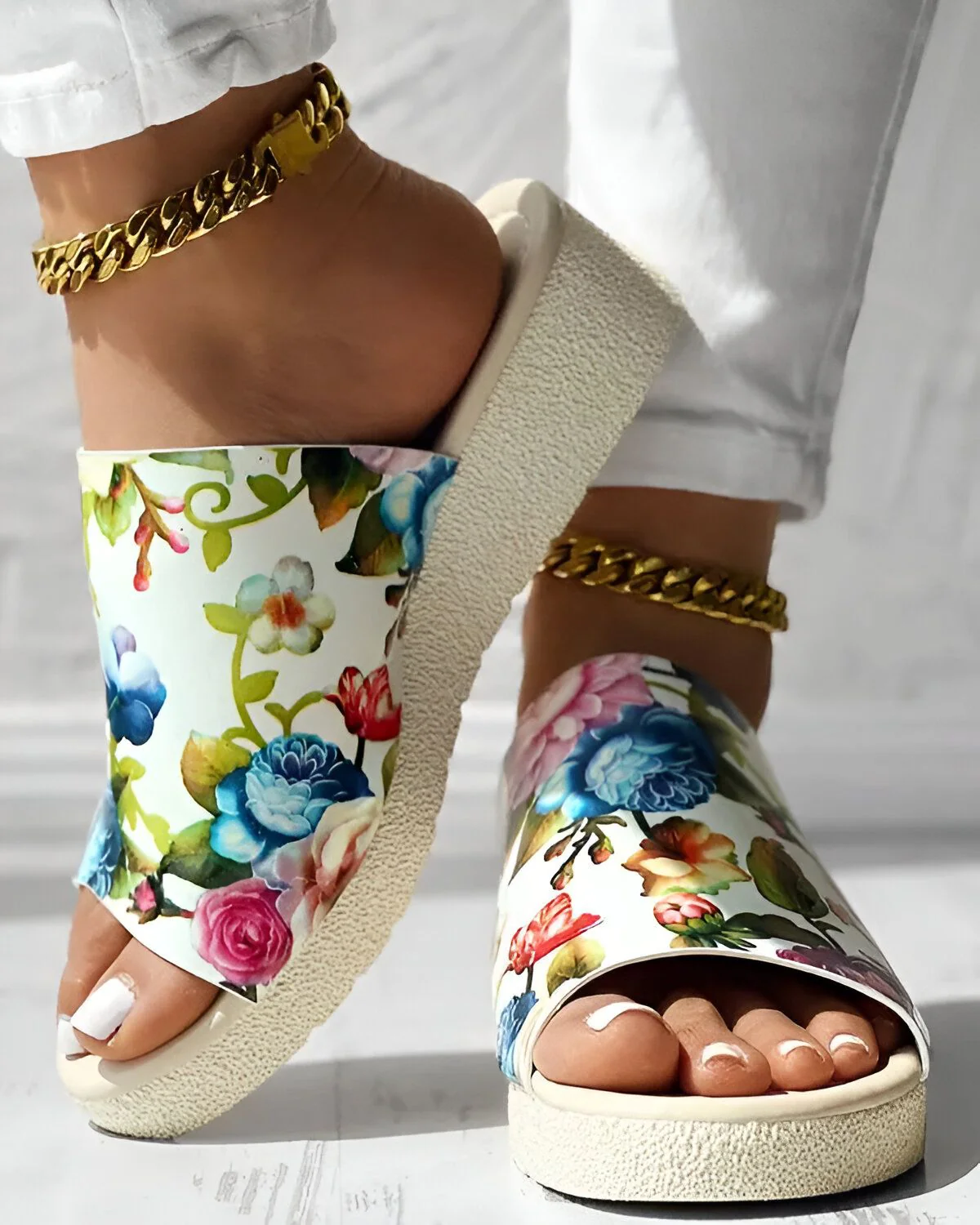 Pantoufles à plateforme et bout ouvert à imprimé floral – Image 3