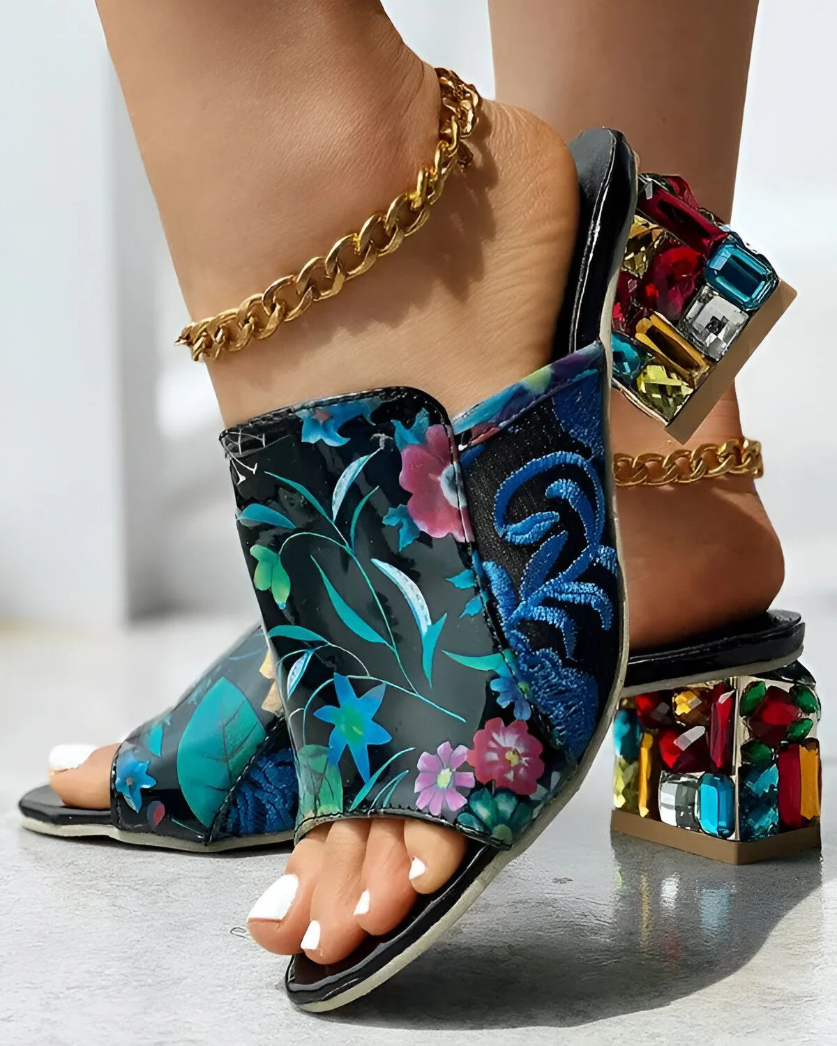 Pantoufles compensées brodées de plantes à décor de cristal