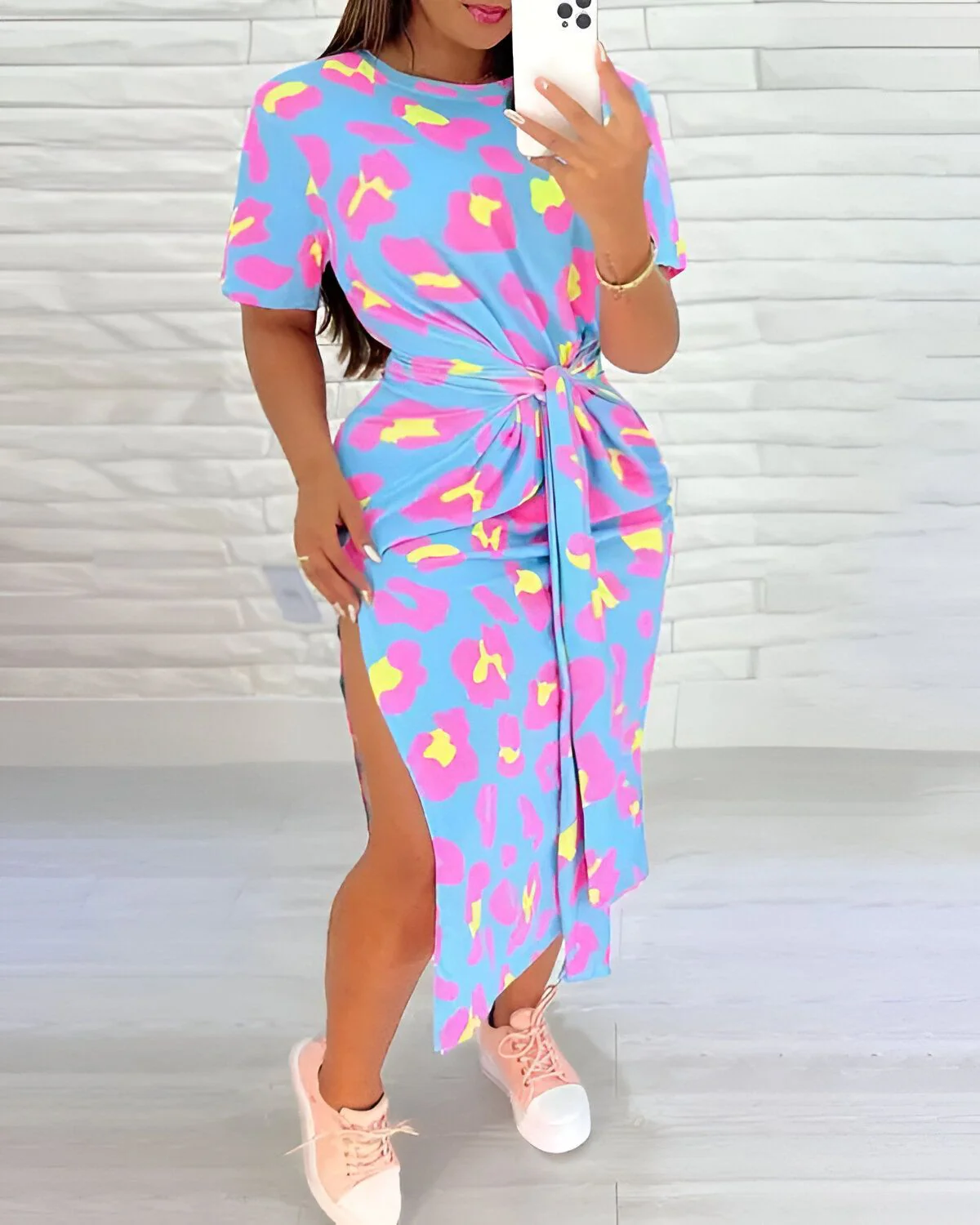 Robe décontractée fendue drapée à imprimé léopard rose de grande taille