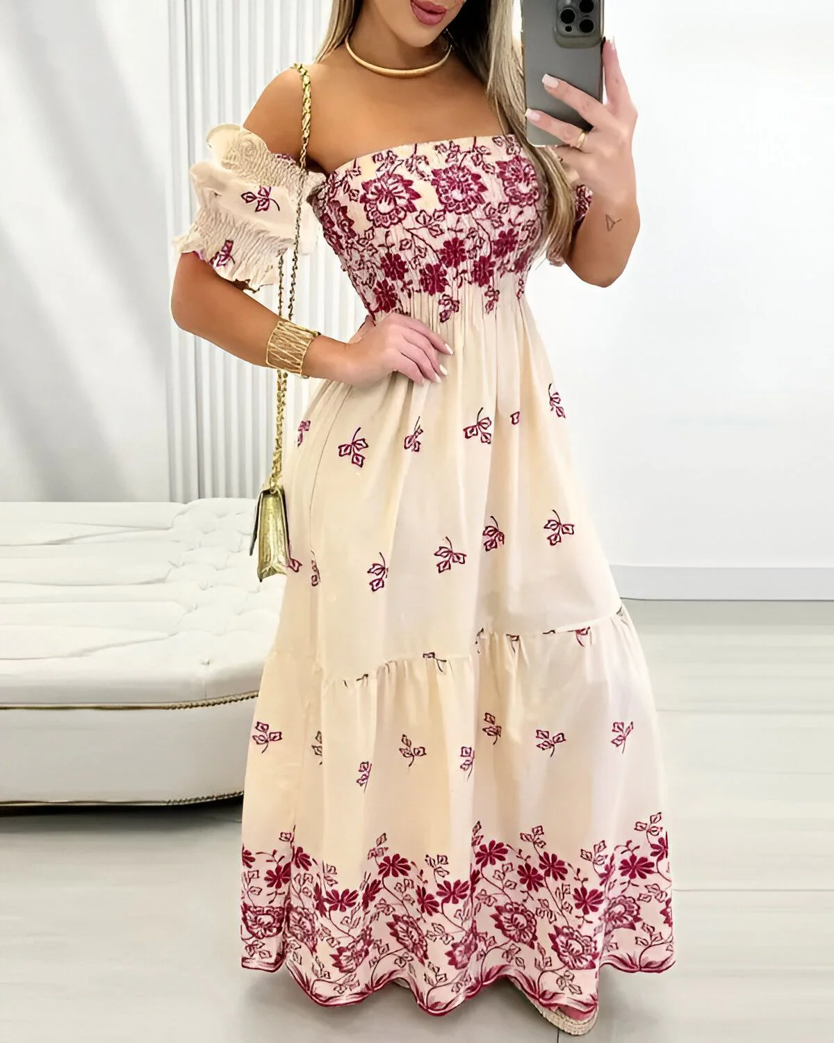 Robe longue froncée à imprimé floral et épaules dénudées – Image 2