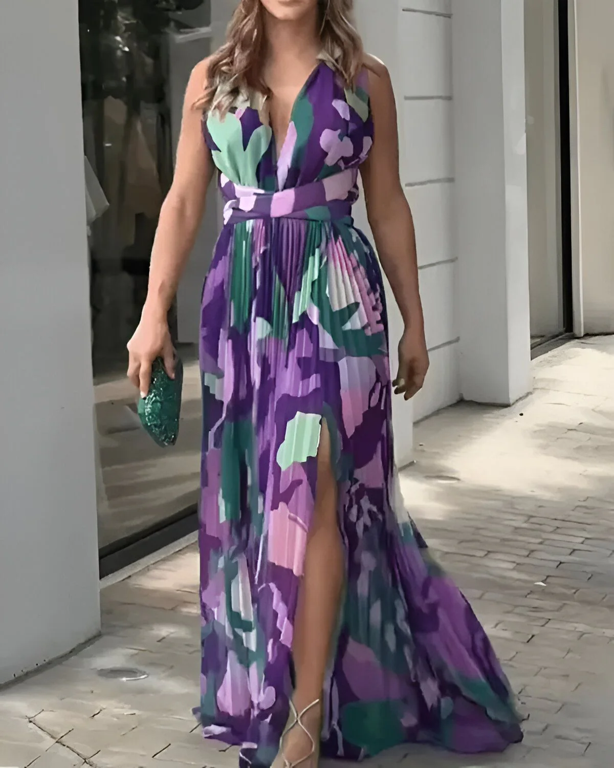 Robe longue froncée fendue et nouée sur l'ensemble imprimé