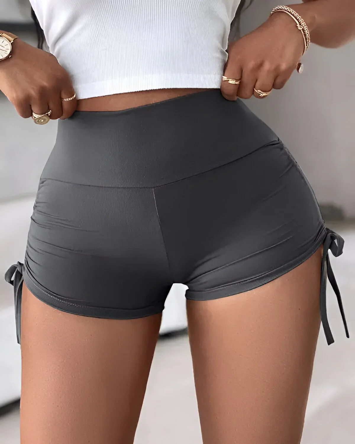 Short actif taille haute froncé avec cordon de serrage – Image 2