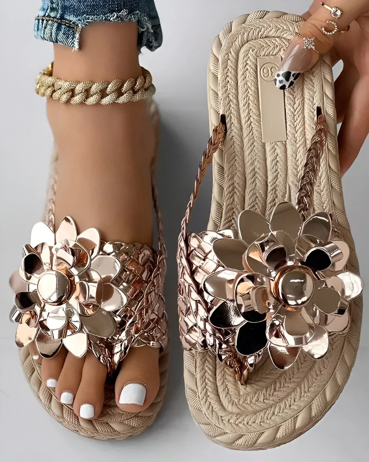 Tongs de plage à motif floral tressé holographique